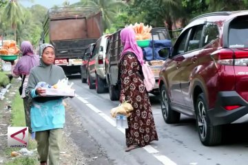 Berkah macet untuk pedagang asongan