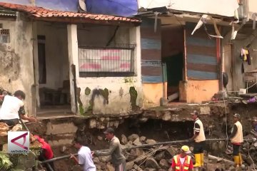 Bronjong turun tangan atasi dampak longsor di Bandung