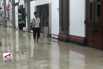 Stasiun Tawang tergenang banjir