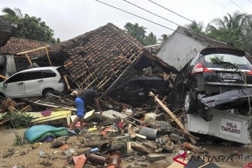Relawan TurunTangan dan organisasi kemanusiaan Malaysia renovasi rumah di Pandeglang