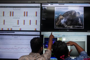 Gunung Merapi meluncurkan empat kali guguran lava