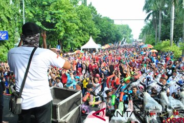 Galang solidaritas, relawan Jokowi gelar jalan sehat di Bojonegoro