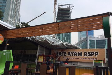 Angin topan sebabkan atap food street Rasuna Garden Epicentrum ambrol