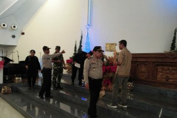 Satuan Polri-TNI Jakarta Barat amankan Misa Natal