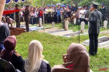 Upacara militer iringi pemakaman Letkol Dono