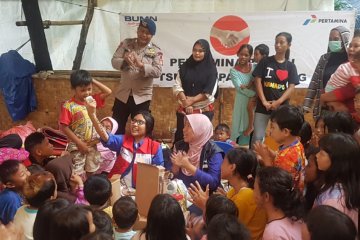 Relawan Pertamina hibur anak-anak korban tsunami Selat Sunda