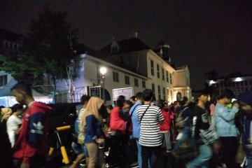 Hujan deras tak surutkan warga ke Kota Tua