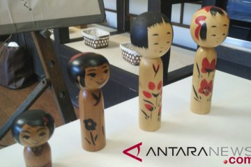 Melukis boneka kokeshi khas Jepang