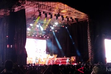 Penuh tenaga, Judas Priest buka konser dengan "Firepower"