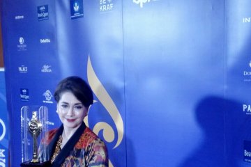 Widyawati persembahkan "Lifetime Achievement" Piala Citra untuk ibu