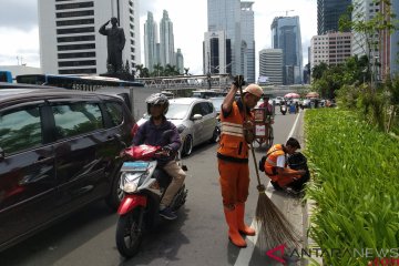 PPSU bersihkan sampah setelah konvoi Jakmania