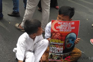 Bayi hingga anak-anak ikut aksi bela muslim Uighur