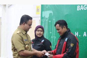 Pemprov DKI serahkan Kartu Pekerja Jakarta