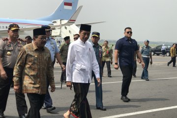 Presiden berkoko dan sarung saat kunjungi Jawa Timur