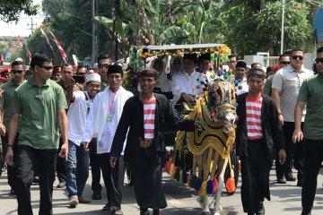 Ulama Madura sematkan sorban tanda dukungan kepada Jokowi