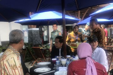 Presiden Jokowi menikmati kuliner lokal di rest area tol Ngawi-Kertosono