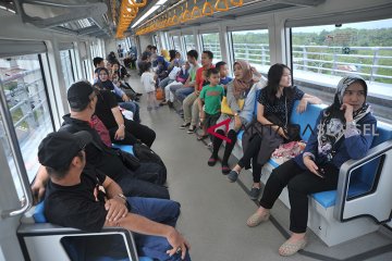 Isi liburan dengan naik LRT