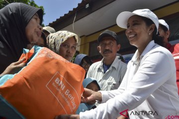 Menteri BUMN Serahkan Bantuan Untuk Korban Tsunami Selat Sunda