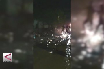 Reruntuhan bangunan tutup jalan Pandeglang-Serang