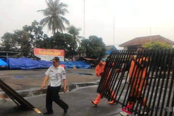 Dua truk sampah angkut puing-puing pascapembakaran Mapolsek Ciracas