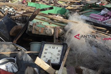 Alat berat bersihkan sisa-sisa puing bangunan di Lampung