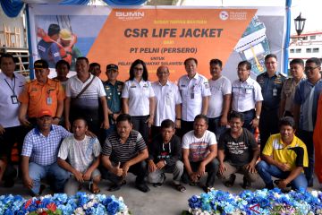 PENYERAHAN JAKET PELAMPUNG UNTUK PELAYARAN RAKYAT