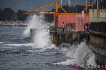 Ombak besar hancurkan tanggul Pantai Tanjung Aru