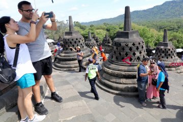 Sebanyak 1.500 balon LED diterbangkan di Borobudur