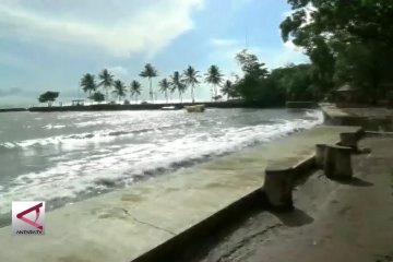 Pantai Carita masih lumpuh