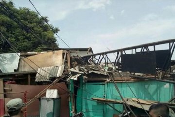 Crane turap Kali Sentiong ambruk lalu timpa rumah