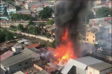 Puluhan unit mobil pemadam tangani kebakaran di Jakpus