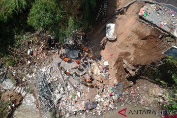 SAR Denpasar evakuasi korban longsor Batubulan