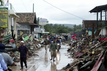 Puluhan jenazah korban tsunami dimakamkan di pemakaman umum