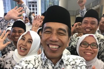 Presiden Jokowi berswafoto dengan para guru