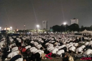 Azan Subuh berkumandang di Monas