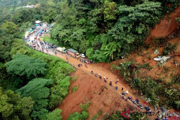 Longsor Jalur Padang - Jambi