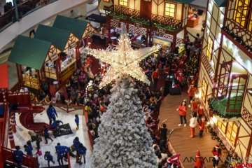 Pohon Natal 13 meter hiasi Gereja Katedral Bandung