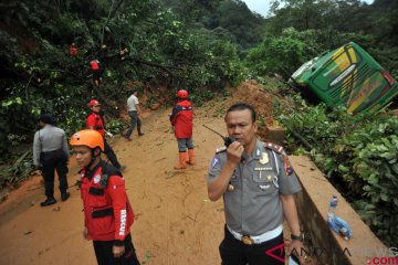 Jalur Padang-Solok terputus akibat longsor di Sitinjau Lauik