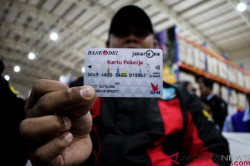 Penyerahan Kartu Pekerja di DKI Jakarta