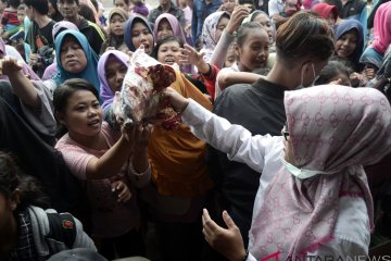 Pembagian Bantuan Untuk Pengungsi Tsunami Selat Sunda