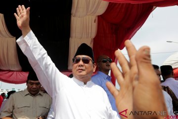Prabowo lambaikan tangan saat "disambut" pendukung Jokowi