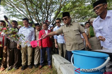 Prabowo Ziarah Kuburan Massal Tsunami