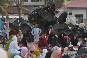 Zikir Akhir Tahun di Lokasi Bekas Tsunami Palu