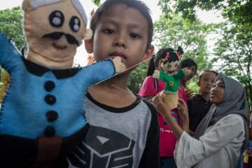 Memainkan boneka tangan