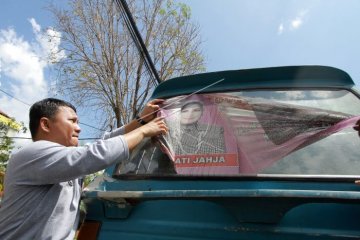 Penertiban alat peraga kampanye di kaca kendaraan umum