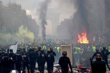 Kerusuhan terjadi di tengah karantina wilayah pinggiran Paris