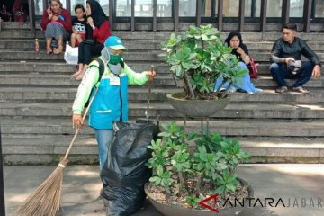 Bandung kerahkan 640 petugas bersihkan sampah perayaan Tahun Baru