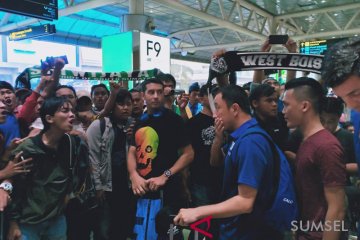 Suporter Sriwijaya FC Menyemangati Pemain