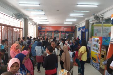 Penumpang KA di Stasiun Besar Medan