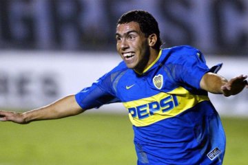 Carlos Tevez serukan pesepak bola bantu lebih banyak